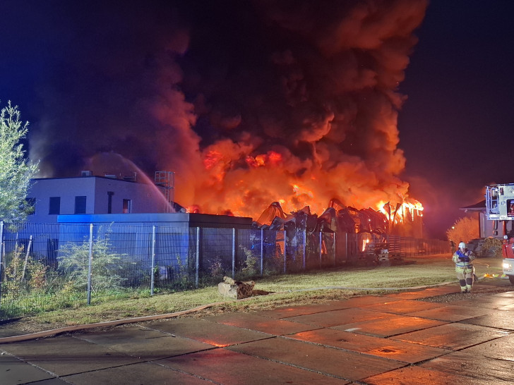 Die Lagerhalle stand in Vollbrand.