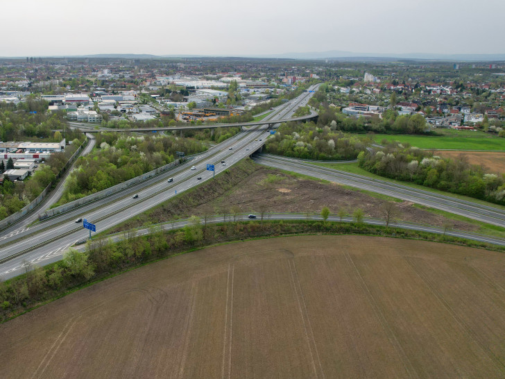 Das Autobahnkreuz Ölper: Im Vordergrund die Stelle, an der zur Zeit das vierte "Ohr" entsteht, im Hintergrund der Überflieger. Archivbild