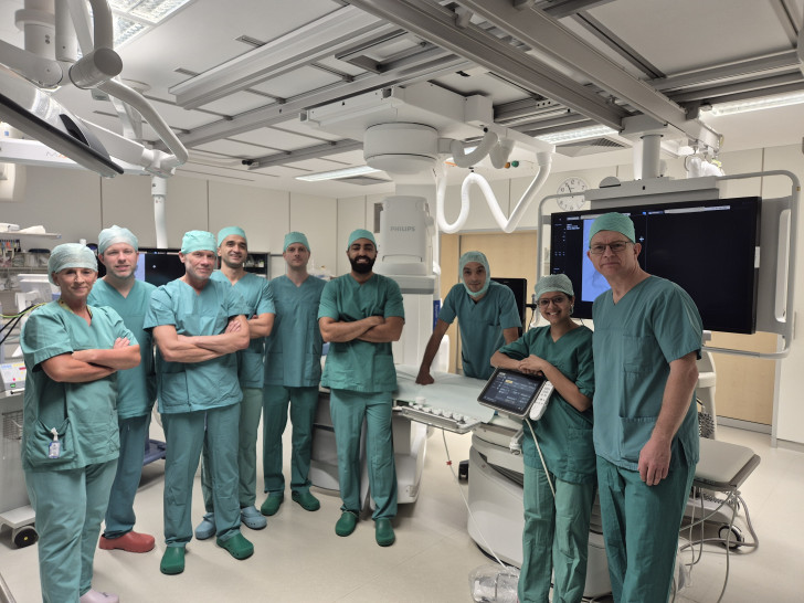 Chefarzt Ralf Koch (r. ) und sein OP-Team vor der neuen Hybridanlage, sie freuen sich über die neue Hightech-Investition.