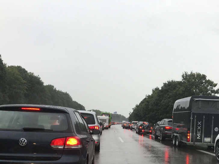 Um Staus zu vermeiden, sollten Fahrten möglichst in verkehrsarme Tagesrandzeiten gelegt werden. Eine gute Vorbereitung der Route sowie Flexibilität bei der Anpassung an die aktuelle Verkehrslage können ebenfalls helfen.