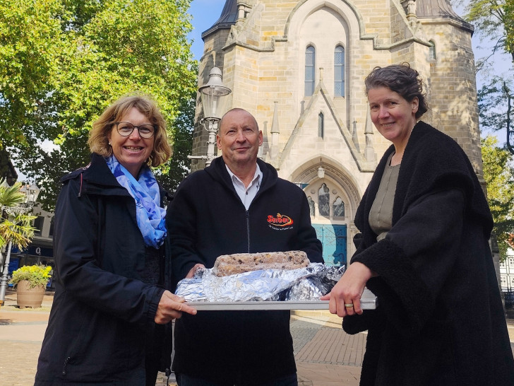 Von links: Pastorin Anja Jäkel, Bäckermeister Peter Schridde und Küsterin Gabriele Brodmann kurz vor der Einlagerung des Stollens.