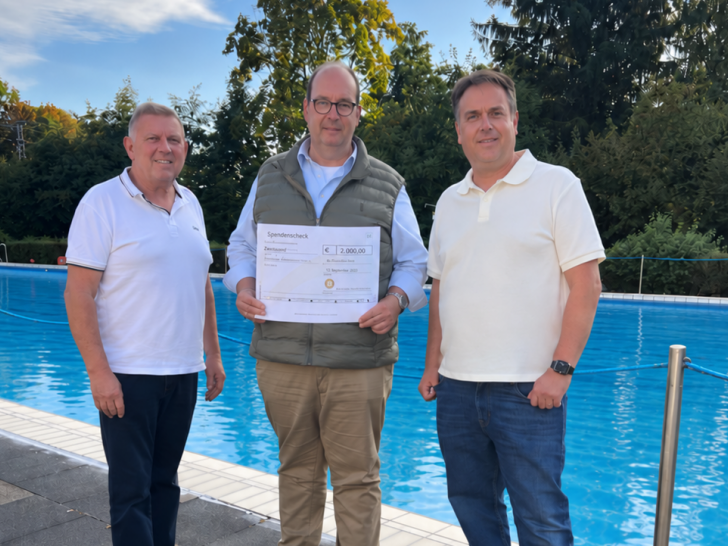 2.000 Euro für Schwimmkurse im Stadtbad Hornburg: Klaus-Werner Fricke, Heiner Kresse und Manuel Manytsch bei der Spendenübergabe.