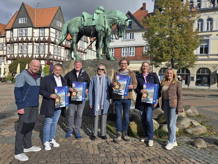 Der Lions Club Wolfenbüttel Herzog-August übergibt den Adventskalender an Bürgermeister Lukanic.