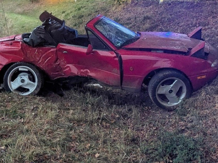 Das Autowrack nach dem Verkehrsunfall auf der Kreisstraße 305 zwischen Holle und Baddeckenstedt (Archiv)