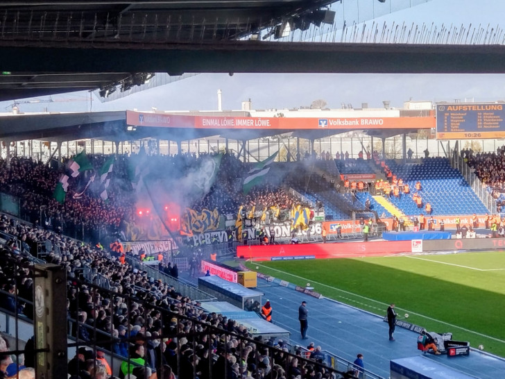 Beim Derby war die Stimmung erwartungsgemäß aufgeheizt.