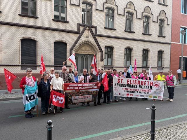 Vertreter des Salzgitteraner Bündnisses vor dem Sitz des Erzbischofs Dr. Koch in Berlin.