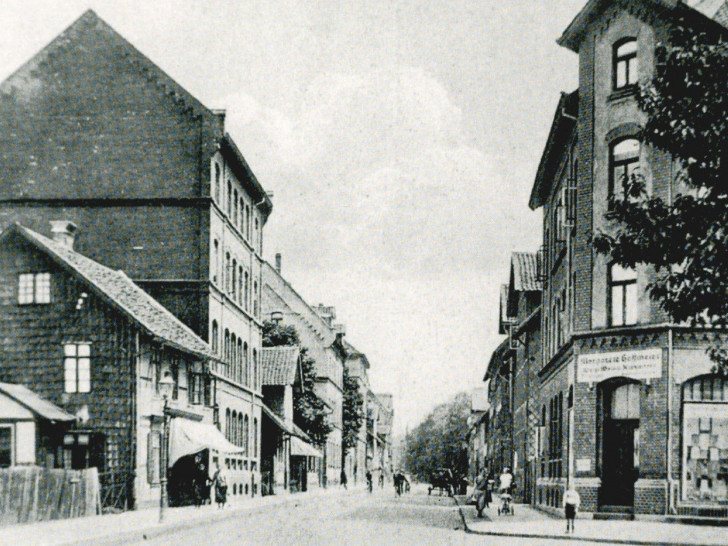 Blick auf das Fachwerkhaus an der Kreuzstraße 100 (links) um 1900. 