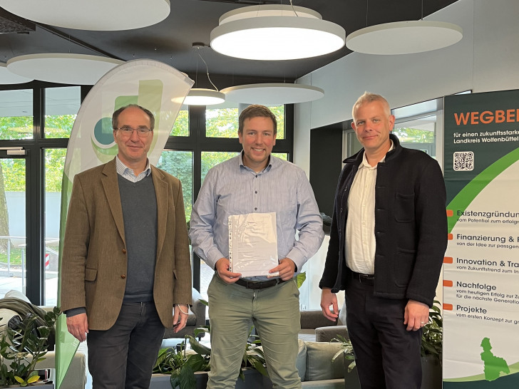 Dr. Jörg Aßmann (WiReGo, links), Alexander Trapp (BANSON, Mitte) und Dr. Claudius Schiller (WfLkWf) freuen sich auf die zukünftig engere Zusammenarbeit.