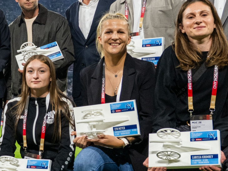Eine vor Freude stahlende Lyn Meyer (Mitte) nahm beim Länderspiel in München ihre zweite Torjägerkanone entgegen. 