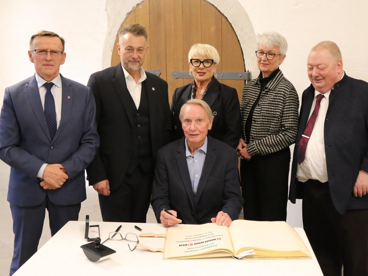Bürgermeister Janusz Chodasewicz, BIvica Lukanic, Axel Gummert, Landrätin Małgorzata Krzyszkowska Landrätin Christiana Steinbrügge und Dirk Metzig beim Eintrag ins Goldene Buch.