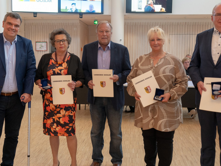 Landrat Dr. Alexander Saipa (links) überreicht die Ehrenmedaille an die vier Kreistagsabgeordnete, die mindestens 15 Jahre dem Gremium angehören (von links): Renate Lucksch, Detlef Vollheyde, Claudia Schmalz und Dr. Andreas Warnecke.