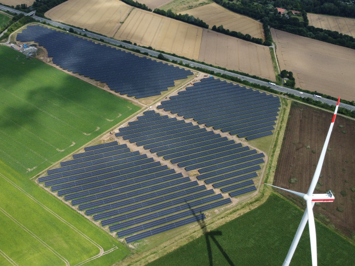 Der neue Solarpark an der A36 bei Schladen.