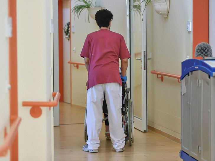 Pfleger im Pflegeheim (Archiv)