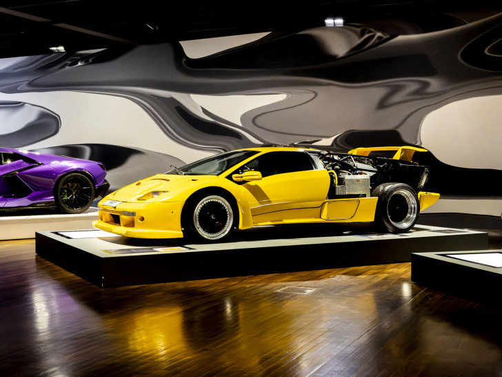 Der Lamborghini Diablo diente dem Volkswagen Konzern Ende der 1990er Jahre als Versuchsträger für die Erprobung des W16-Motors, der später das Herzstück des Bugatti Veyron 16.4 bildete.