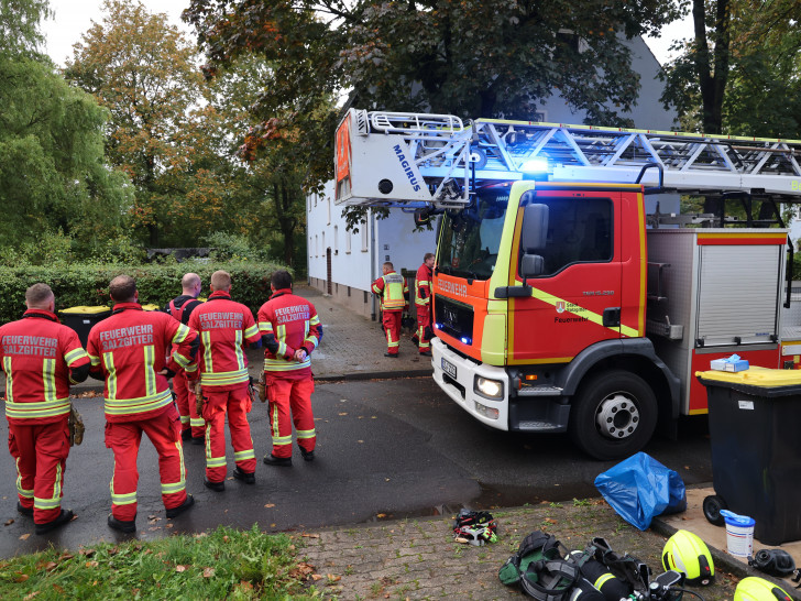 Die Feuerwehr löschte den Kellerbrand in Hallendorf zügig.