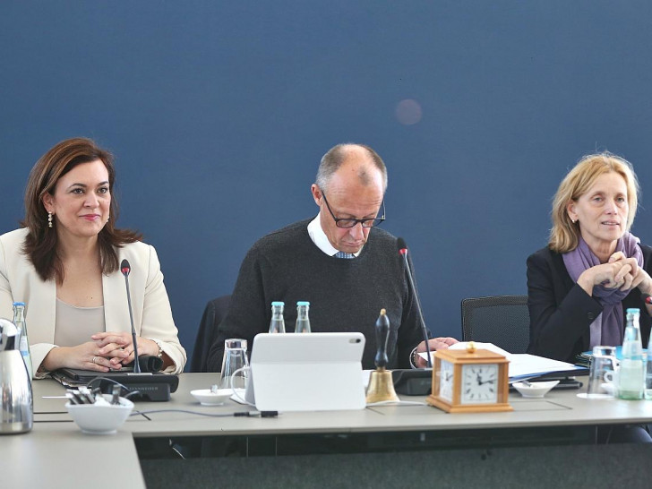 Franziska Hoppermann, Friedrich Merz und Karin Prien am 12.10.2026