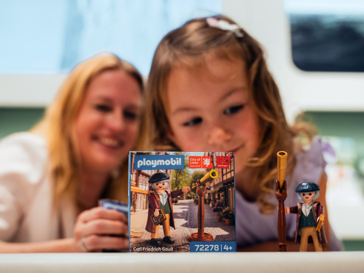 Wissenschaft spielerisch kennenlernen: Ab sofort hält Mathematiker Carl Friedrich Gauß als Playmobil-Figur Einzug in die Kinderzimmer.