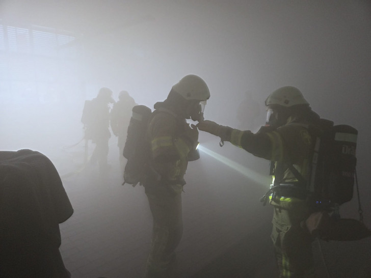 Die Ortsfeuerwehr Wolfenbüttel wurde zu einem vermeintlichen Kleinbrand in einer Kfz-Werkstatt beim Autohaus Wolfenbüttel alarmiert.
