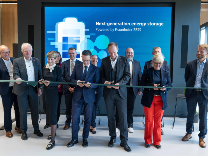 Der Neubau des Fraunhofer-Zentrums für Energiespeicher und Systeme ZESS in Braunschweig wurde offiziell eröffnet.