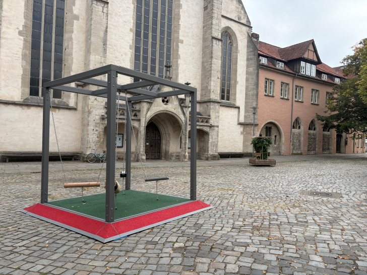 Der Baumelquader lädt am Standort Hintern Brüdern dazu ein, gemeinsam die Beine baumeln zu lassen
