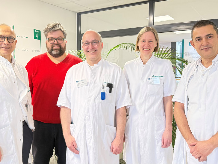 Freuen sich über die Kooperation: Chefarzt Prof. Dr. Karl Jürgen Oldhafer, Asklepios Regionalgeschäftsführer Harz, Florian Nachtwey, Chefarzt Dr. Udo Kronberg, Ärztliche Direktorin Dr. Larissa Henze und Chefarzt Sharif Daudi (v. li.).