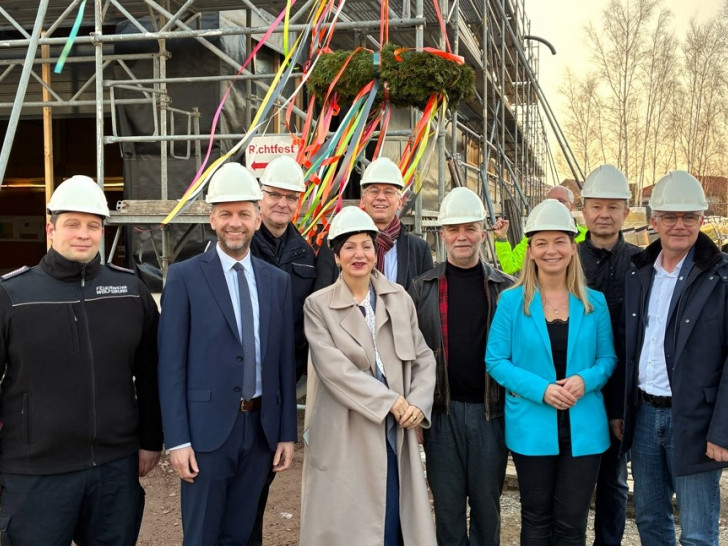Oberbürgermeister Dennis Weilmann (zweiter von links) mit Richtkranz und Gästen.