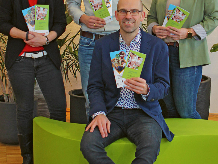 Björn Bertram (sitzend) und das Team des Bildungshauses freuen sich auf das neue Semester mit zahlreichen Veranstaltungen in Volkshochschule und Stadtbibliothek.