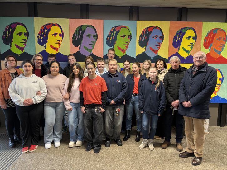 Vertreter der Curt Mast Jägermeister Stiftung mit Schülern der Schulsanitäts-AG der Henriette-Breymann-Gesamtschule mit Ihrer Lehrkraft und der Schulleitung. 