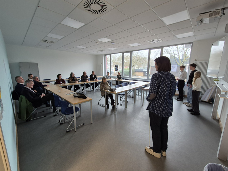 Bei der Einweihung des Erweiterungsbaus des Gymnasiums am Silberkamp waren neben Schülerinnen und Schülern auch Vertreter aus dem Schulkollegium und der Politik anwesend.