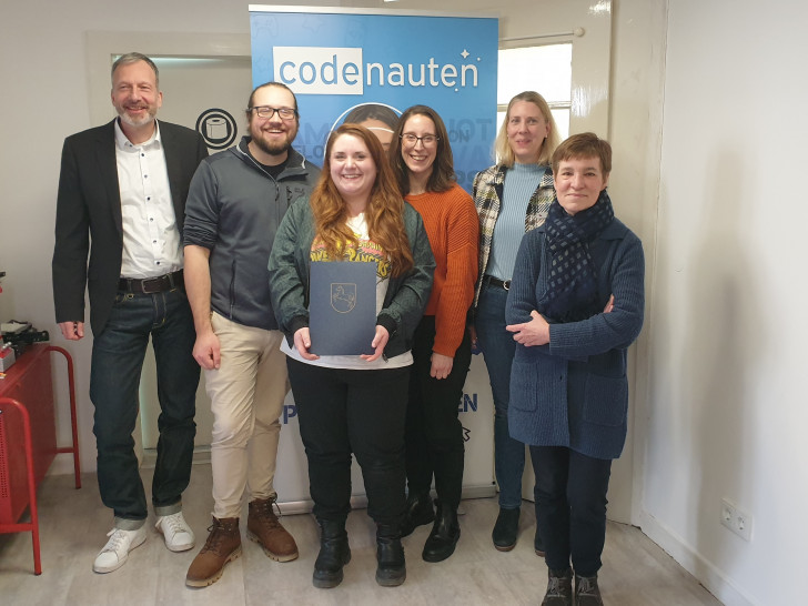 Dezernatsleiterin Astrid Paus (rechts) überreichte den Förderbescheid an die Codenauten GmbH.  (v.r.n.l.) Astrid Paus, Amt für regionale Landesentwicklung Braunschweig; Wiebke Krohn, Unternehmerverbände Niedersachsen e.V.; Landtagsabgeordnete Swantje Schendel, Julia Wierzbowski und Marvin Priediglkeit, beide Geschäftsführung Codenauten GmbH; Maik Trescher, Stadt Braunschweig).