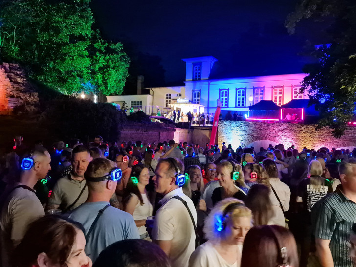Kopfhörer auf und Musik an: Am Samstag, 6. Juni 2026, steigt im Peiner Burgpark die Silent Music Party.