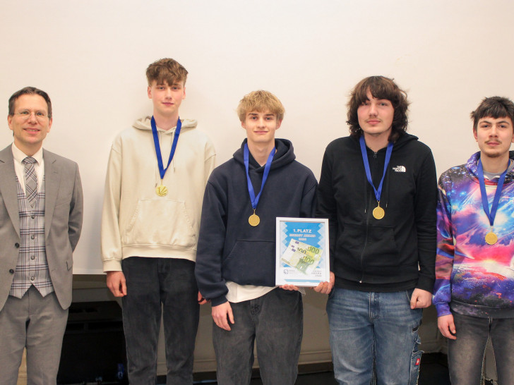 Das Gewinnerteam der Sekundarstufe 2 der Wilhelm-Bracke-Gesamtschule (von links): Prof. Dr. Henning Zindler mit Petrik Stautmeister, Linus Reinecke, Robin Müller, Nicklas Mirko Schrader.