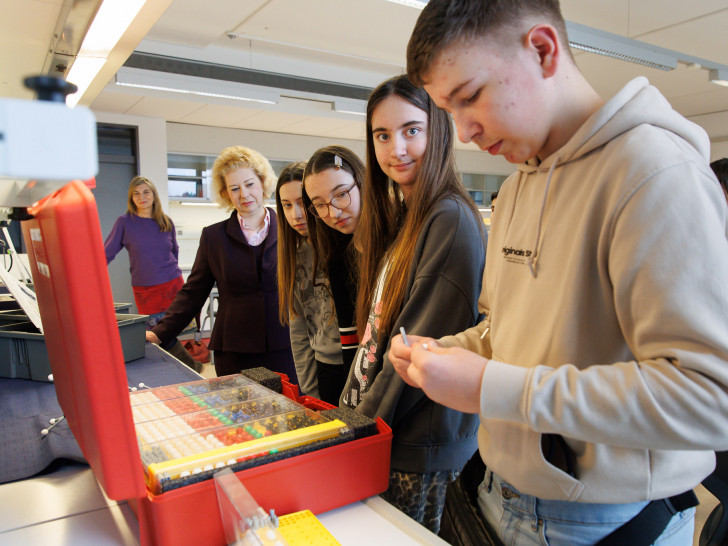 SEBS-Geschäftsführerin Judith Kraft und Ina Rieger (Öffentlichkeitsarbeit SEBS) erkunden gemeinsam mit Schülerinnen und Schülern der IGS Wilhelm-Bracke-Gesamtschule den Inhalt eines Molekülbaukastens. Möglich wurde diese Anschaffung durch eine Spende der Stadtentwässerung Braunschweig GmbH (SEBS) im Rahmen der „Aktion Stadtputz 2025” der Stadt Braunschweig.
