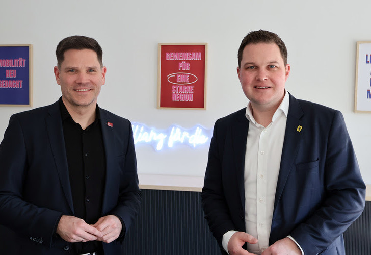 Landrat Philipp Raulfs (rechts) besucht den neuen Geschäftsführer der Allianz für die Region Thomas Ahlswede-Brech in Braunschweig