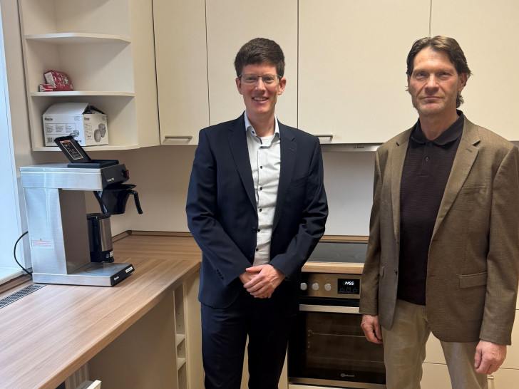 Tobias Grünert (links, Gemeindebürgermeister) und Jörg Hollstamm (Ortsbürgermeister Wahle) in der neuen Küche des Dorfgemeinschaftshauses in Wahle.