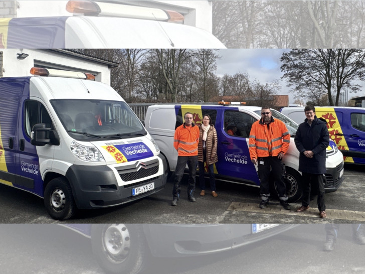 Matthias Michelmann (Hausmeister Grundschule Vechelde), Britta Schwartz-Landeck (Erste Gemeinderätin), Daniel Rühmann (stellvertretender Leiter Bauhof) und Tobias Grünert (Bürgermeister) vor den neu folierten Fahrzeugen des Bauhofs.