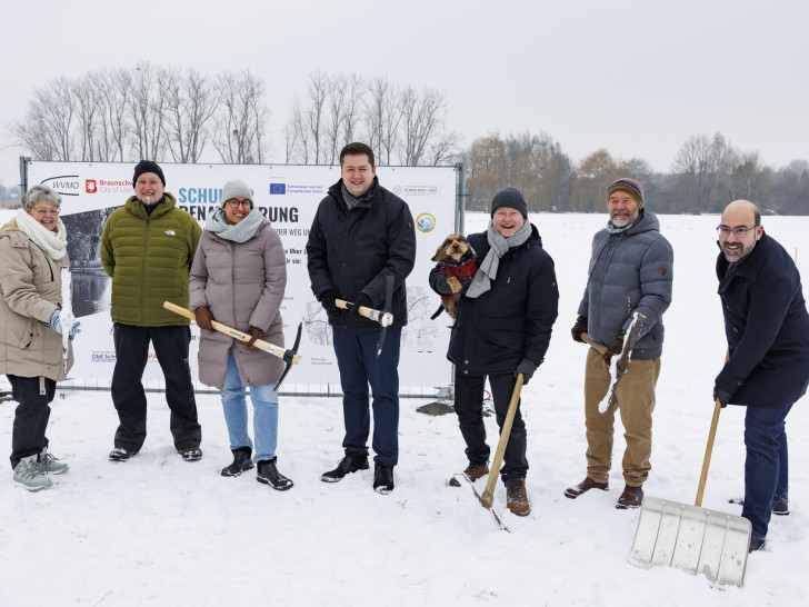Beim Spatenstich (v.l.): Sonja Lerche (Bezirksbürgermeisterin), Michael Stephan (WVMO, Projektleiter), Anka Dobslaw (MU, Umwelt-Staatssekretärin), Dr. Thorsten Kornblum (Oberbürgermeister), Thorsten Wendt (Stadtheimatpfleger), Dr. Bernd Hoppe-Dominik (WVMO, Verbandsvorsteher), Sven Glodniok (WVMO, Geschäftsführer).