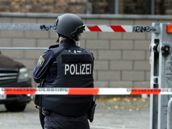 Polizistin hinter Absperrband (Archiv)