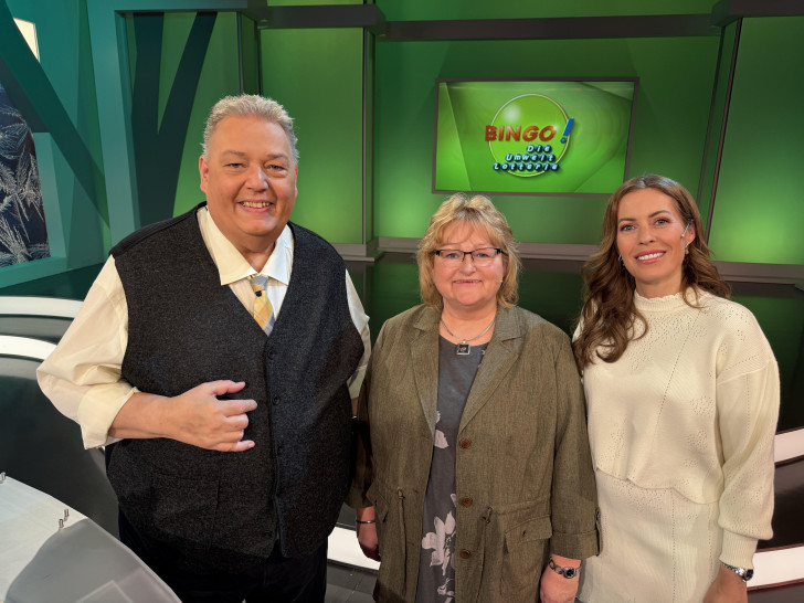 Nach der Live-Sendung gab es noch ein Erinnerungs-Foto mit den Moderatoren Michael Thürnau und Jule Gölsdorf (re.). 