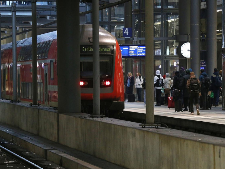 Regionalzug im Bahnhof (Archiv)