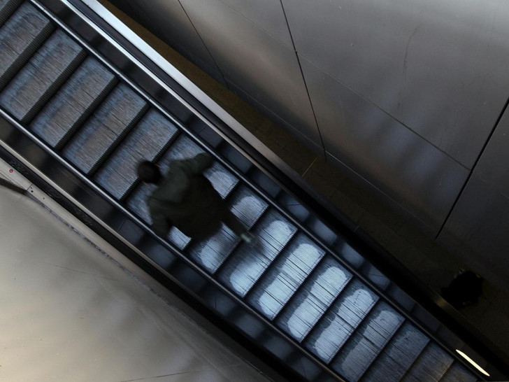 Mann läuft Rolltreppe hoch (Archiv)