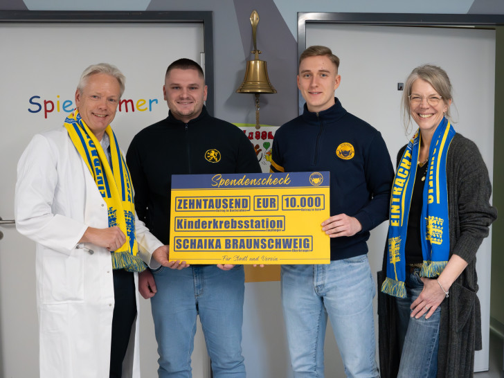 Chefarzt der Klinik für Kinder- und Jugendmedizin Dr. Andreas Beilken nimmt die Spende der Schaika Braunschweig von Luca F. und Leon M. zusammen mit Fundraiserin Tanja Loebert entgegen. 