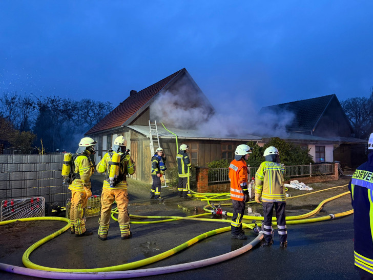 Ein brennendes Holzlager beschäftigte die Freiwillige Feuerwehr Meinersen.