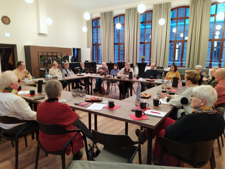 Der Freundeskreis Samsonschule während des Arbeitstreffens im Emil- Berliner-Saal; mittig mit heller Strickjacke Dr. Elke-Vera Kotowski, rechts daneben Tobias Arendt und links am Eckplatz Claudia Fricke.
