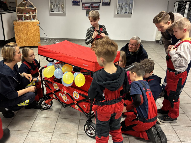 Der neue Bollerwagen wird begutachtet.