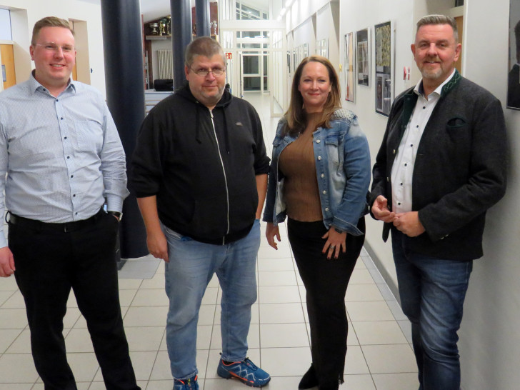 Bürgermeister Andreas Busch (re.) und Fachbereichsleiter Sören Denecke (li.) begrüßten die neuen Schiedspersonen Thomas Eisenhuth und Judy Rebel im Rathaus.