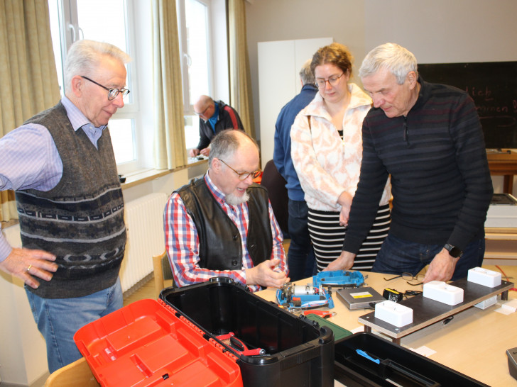 Allison Höft, Klimaschutzmanagerin Landkreis Goslar, schaut dem ehrenamtlichen Koordinator des Cafés, Thorsten Ritzka, bei seinen ersten Reparaturen über die Schulter.