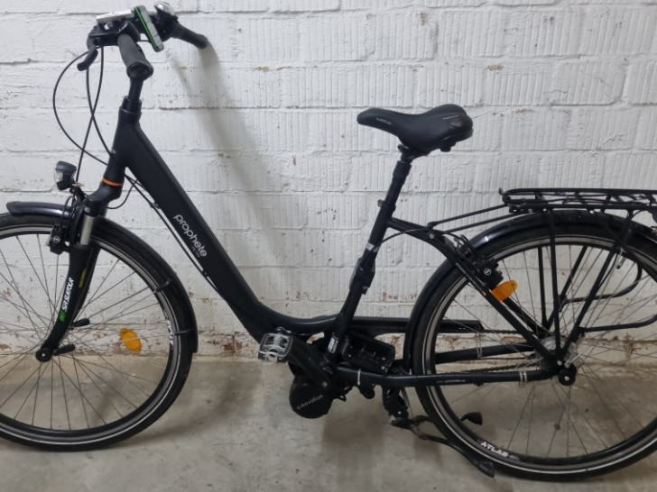 Dieses Fahrrad wurde Polizisten angeboten. Der rechtmäßige Eigentümer wird gesucht.