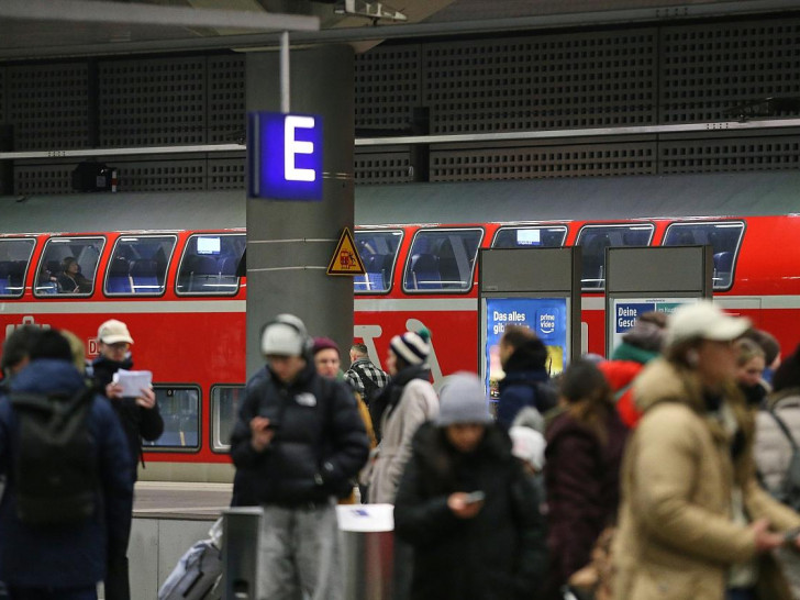 Reisende vor einem Regionalzug (Archiv)