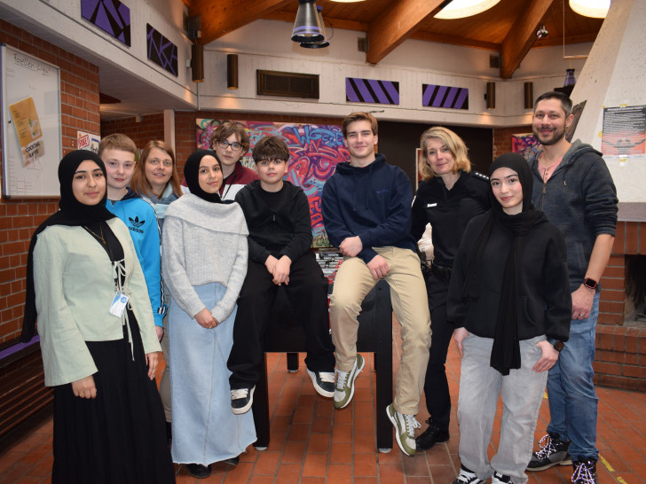 MedienScoutz des Gymnasiums am Fredenberg und der Gottfried-Linke-Realschule mit den Projektbeteiligten im Forellenhof am Safer Internet Day 2026 (von links): Lea Dabbous (GLR), Nikita Kaiser (GLR), Frau Behrends (GLR), Nida Abacioğlu (GaF), Evgenij Kusnezow (GLR), Mert Abacioglu (GLR), Fabian Probst (GaF), Claudia Kramer (Polizeihauptkommissarin & Beauftragte für Jugendsachen, Polizeiinspektion Salzgitter / Peine / Wolfenbüttel), Heyfa Mesho (GaF) und André Greco (Medienpädagoge des Fachdienstes Kinder, Jugend und Familie, Stadt Salzgitter).